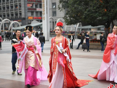 重慶街頭美女著(zhe)古裝鬧市(shì)玩“穿越”引衆人圍觀