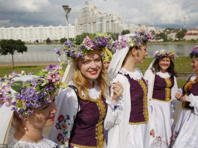 白(bái)俄羅斯慶祝傳統服飾日 養眼美女穿刺繡服裝驚豔