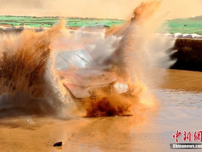 青海汽車越野巡回賽激情“飛(fēi)車”