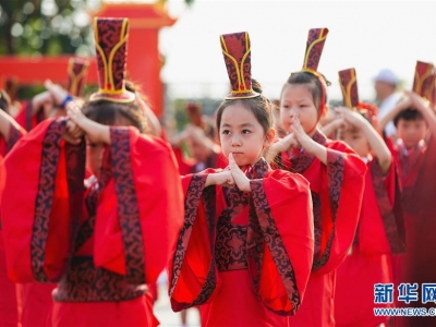 河北(běi)武安：小(xiǎo)學新生(shēng)體驗“入泮禮”