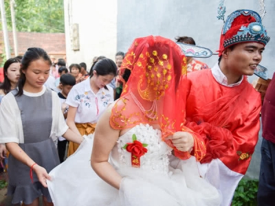 雙胞胎兄弟(dì)同天花轎迎娶姐妹(mèi)花